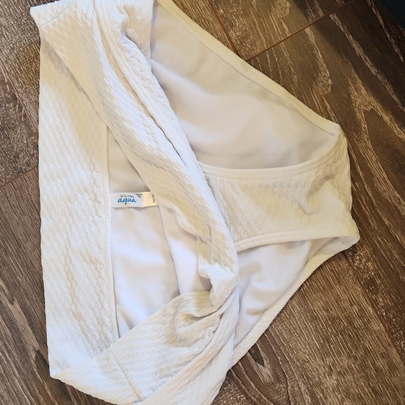 White bikini - Picture 2 of 6